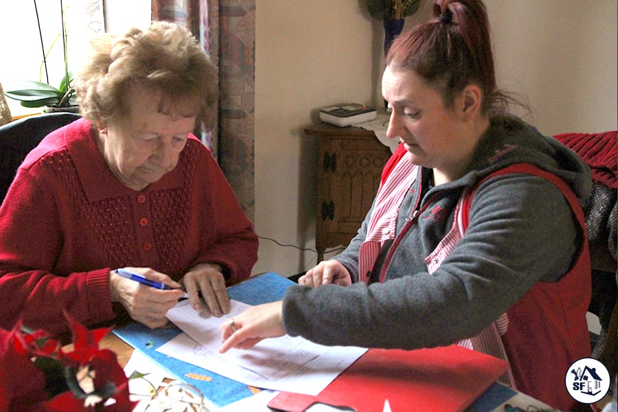 Aide-ménagère sociale Charleroi avec bénéficiaire femme senior